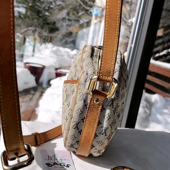 Louis Vuitton: Round Monogram LV Mini Crossbody Bag (seen on Ariana Grande) - Picture 8 of 17